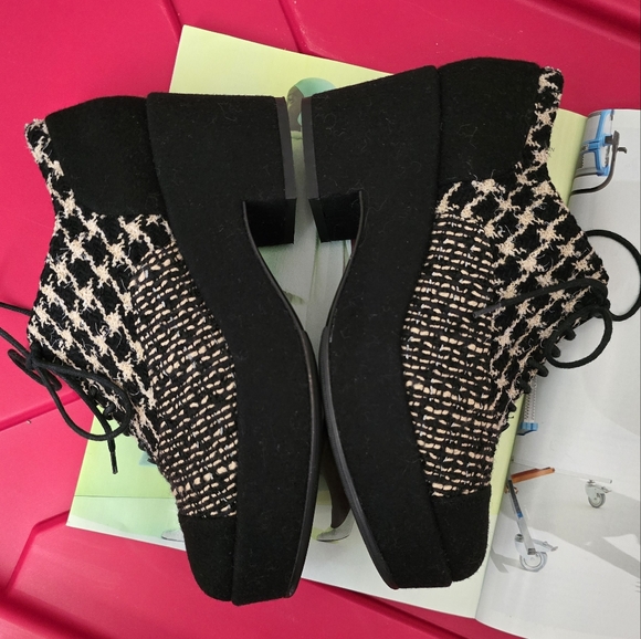 SOLD 💔 Chanel Tweed Lace Up Platform Oxford Shoes - Picture 11 of 17